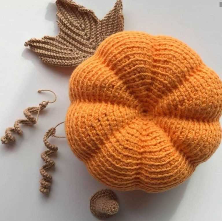 Knitted pumpkin leaf pattern