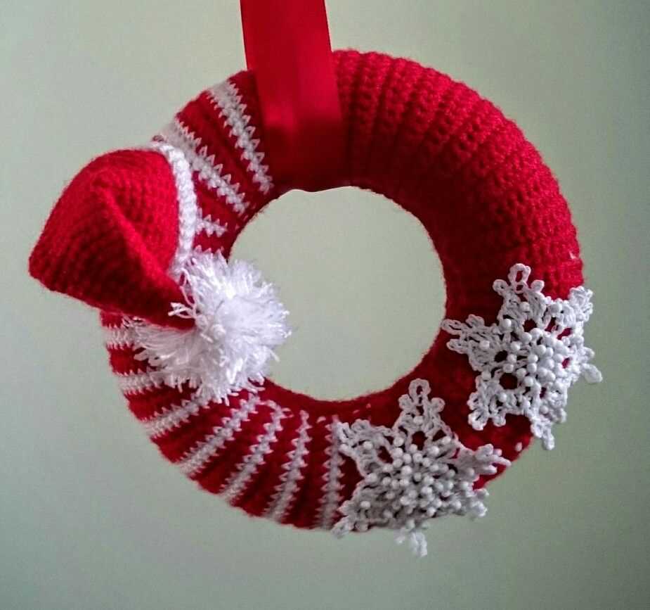 Knitted christmas wreath ornament pattern