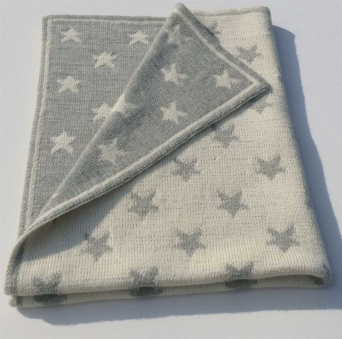 Create your own cozy star blanket with this knitted pattern Knitted star blanket pattern