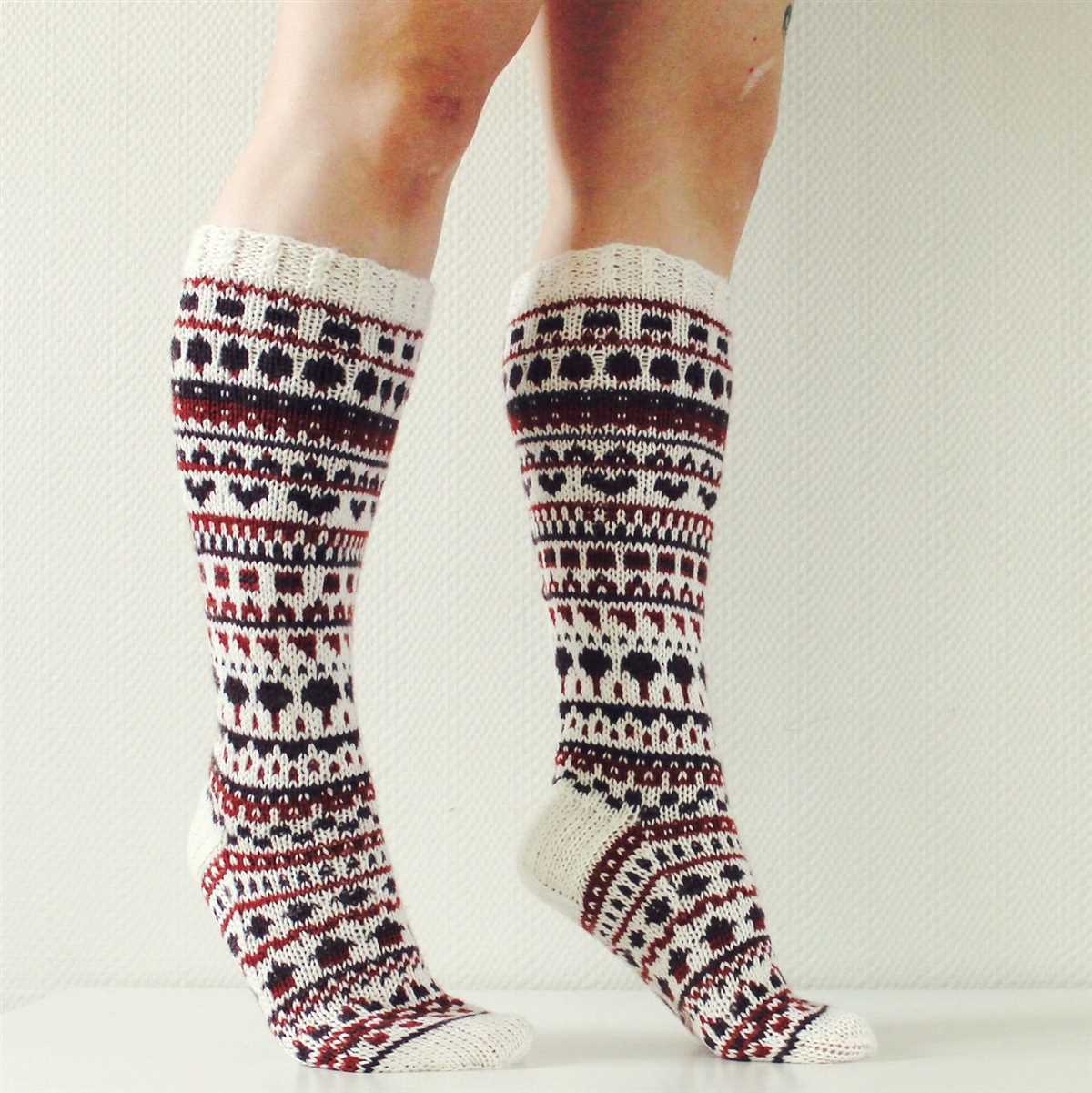 Skull socks knitting pattern