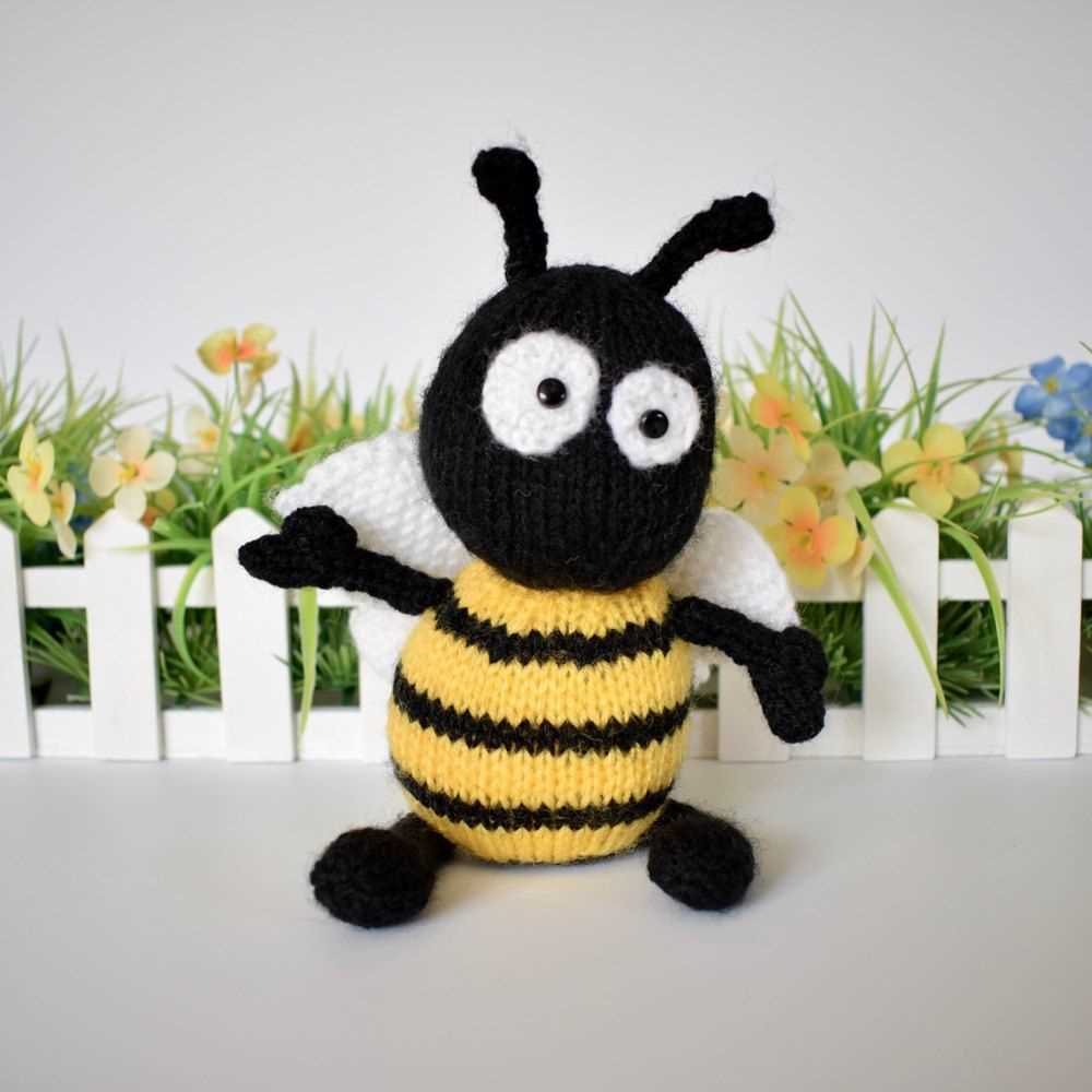 Knitted bumble bee hat pattern