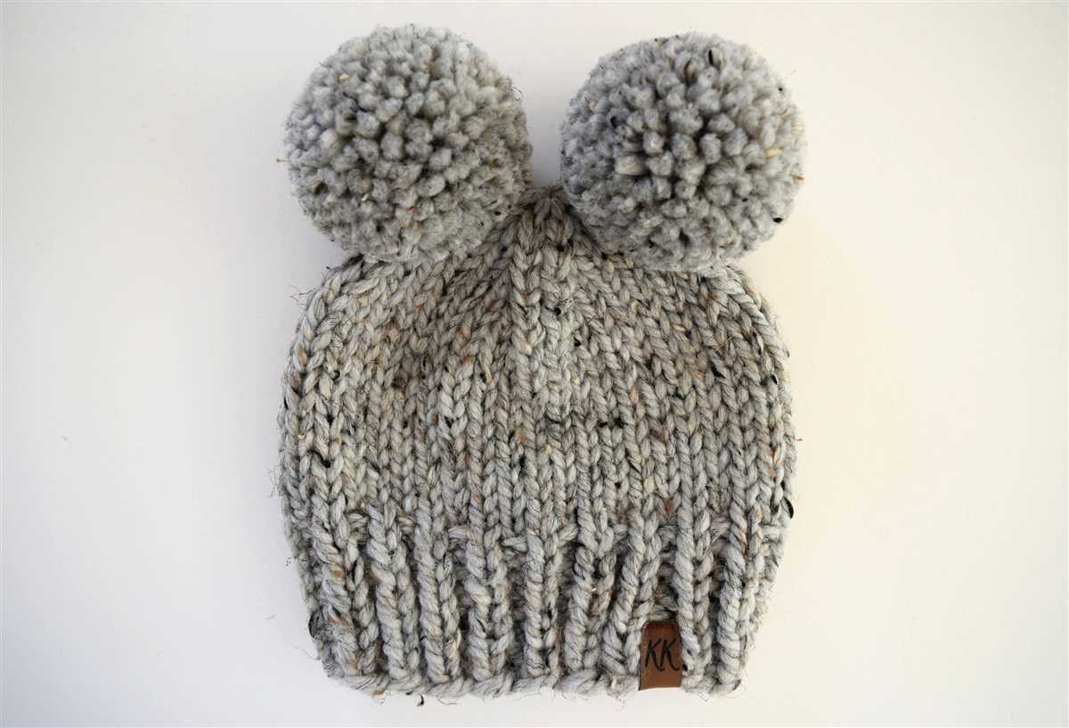 Knit hat with pom pom pattern