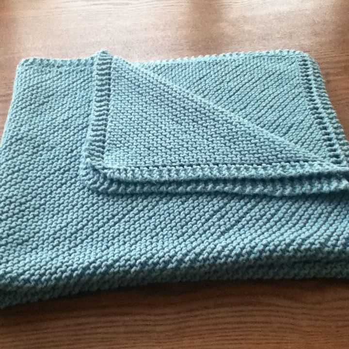Diagonal knitted blanket pattern