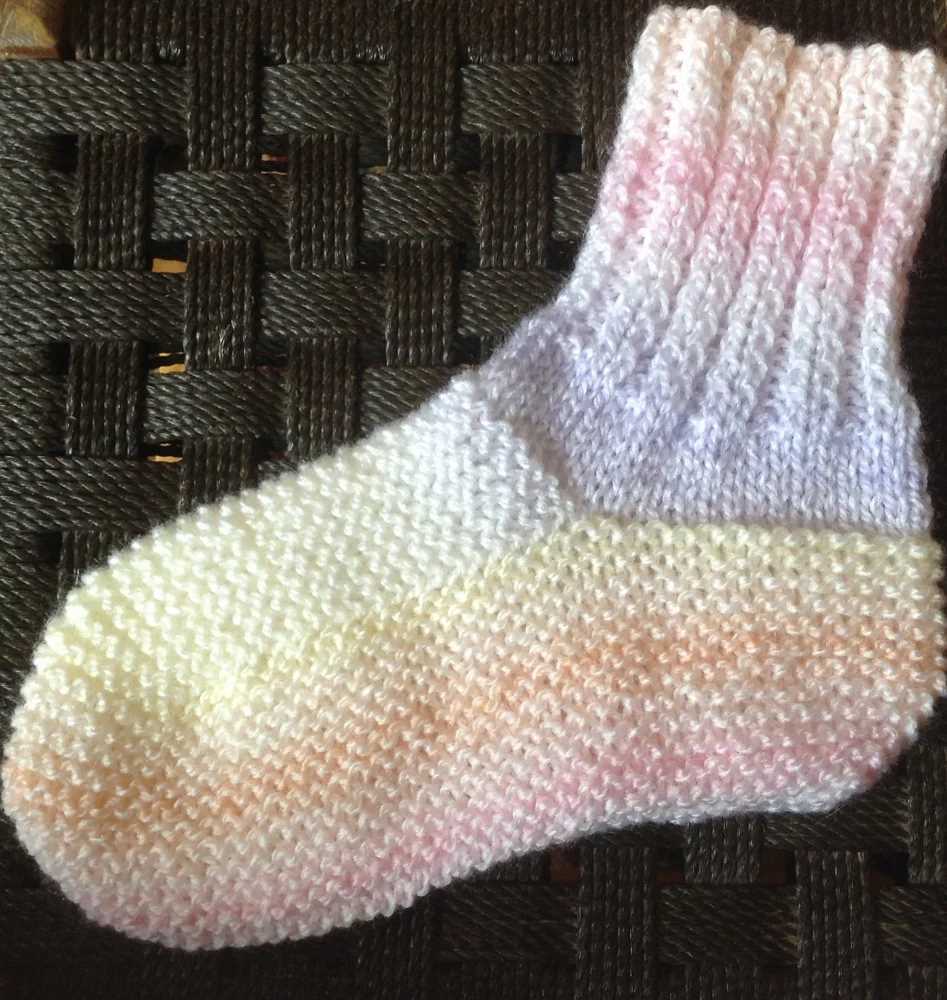 Create your own cozy bed socks with this knitting pattern Bed socks pattern knitting