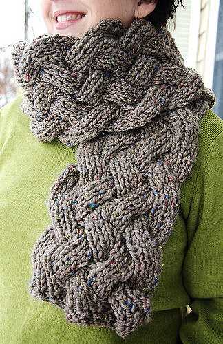 Bulky cable knit scarf pattern