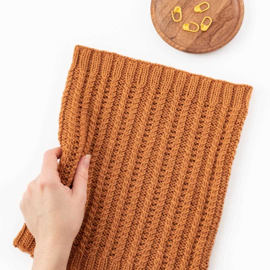 Cable cowl knitting pattern