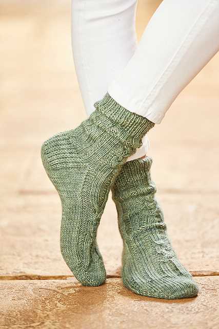 Cable socks knitting pattern