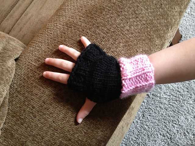 Childrens fingerless gloves knitting pattern