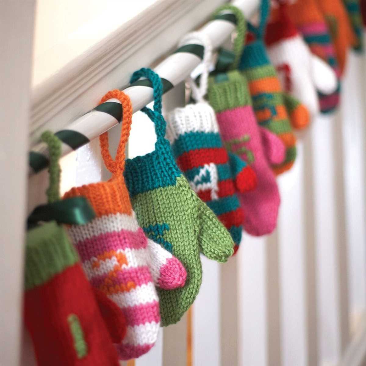 Christmas mittens knitting pattern