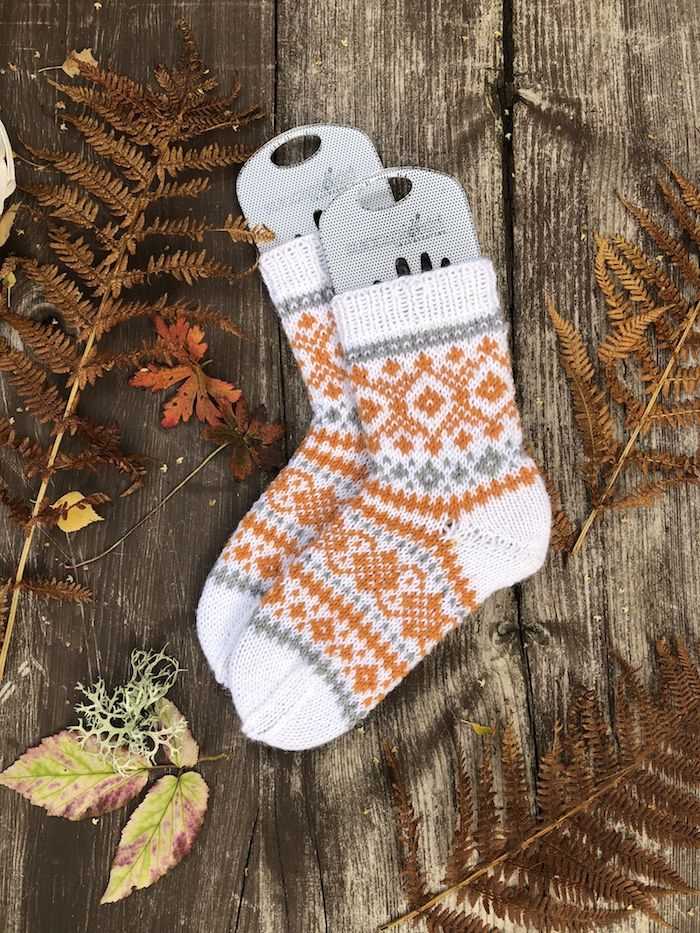 Christmas mittens knitting pattern