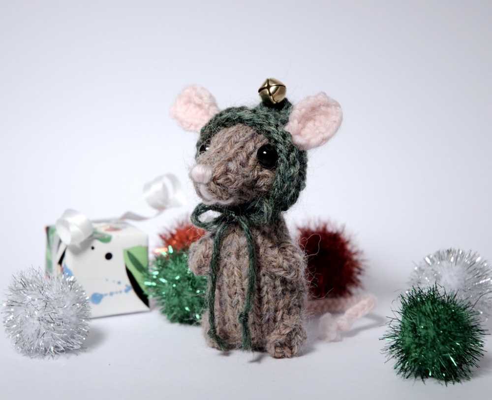 Christmas mice knitting pattern