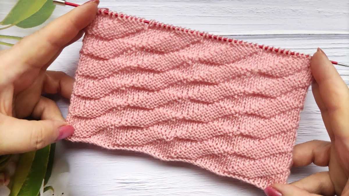 Diamond lattice knit pattern