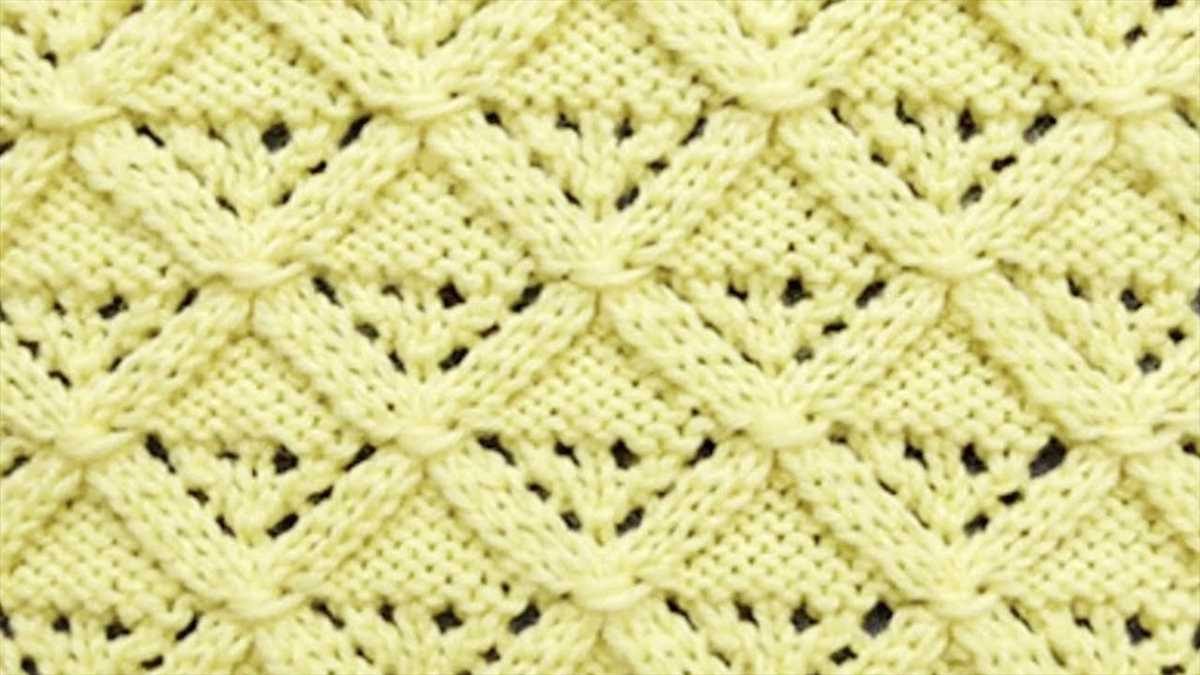 Diamond lattice knit pattern