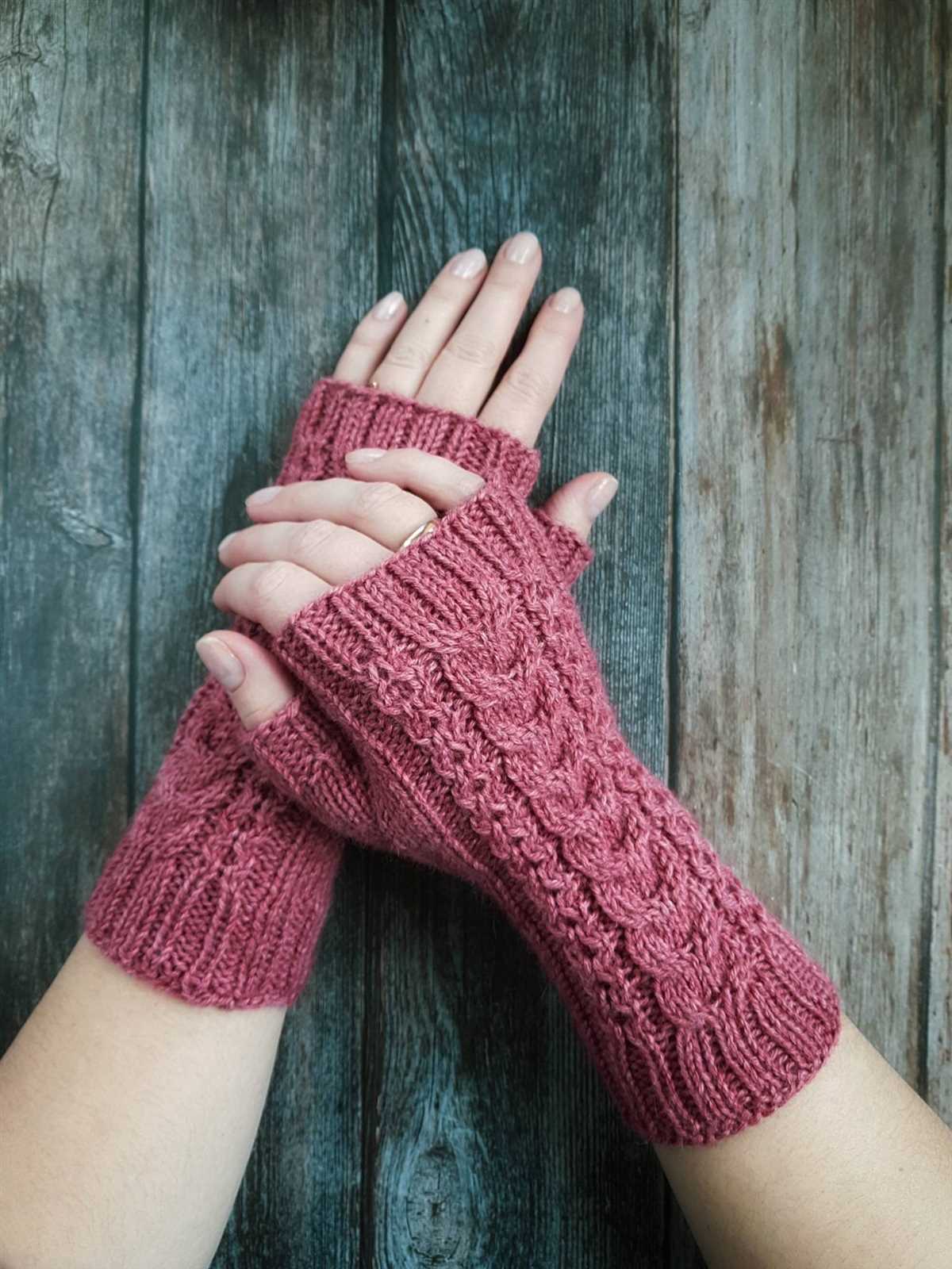 Fingerless gloves women knitting pattern