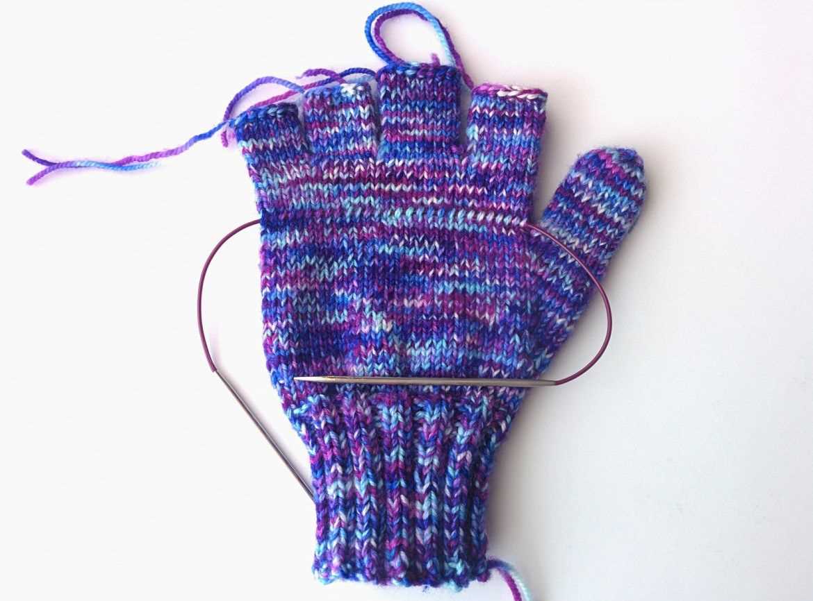 Free knitted gloves pattern