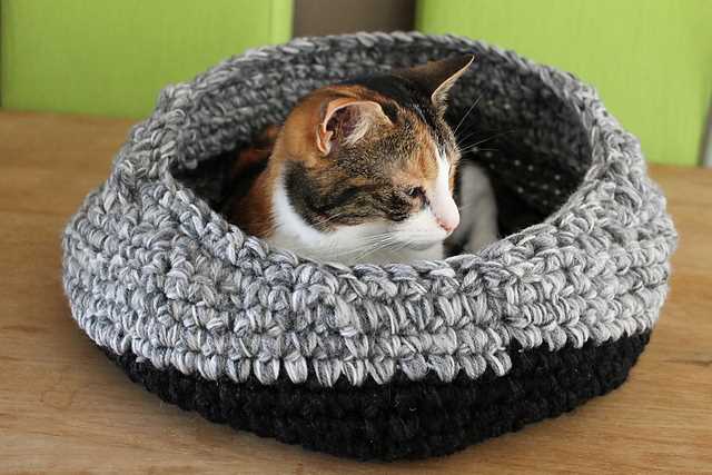 How to Make a Cozy Cat Bed Using a Free Knitting Pattern Free knitted cat bed pattern