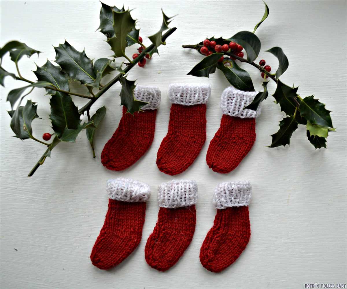 Free mini christmas stocking knitting pattern