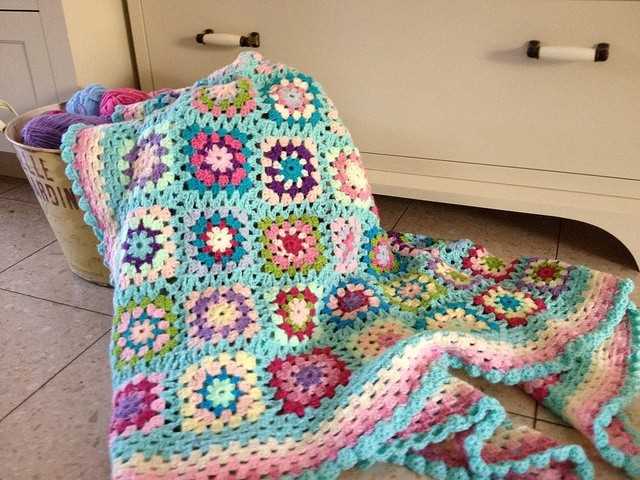 Granny square blanket knitting pattern