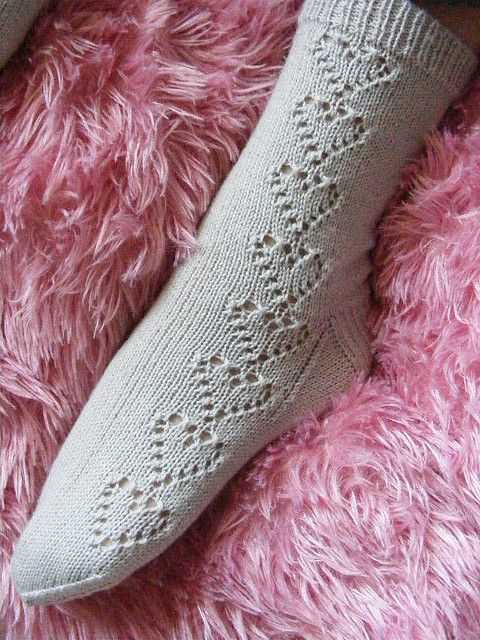 Heart socks knitting pattern