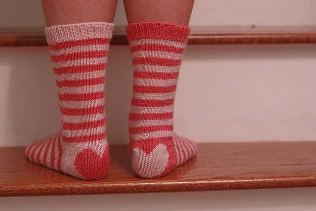 Heart socks knitting pattern