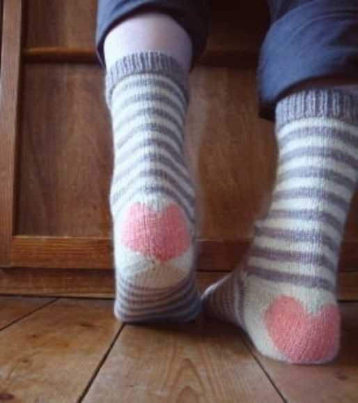 Heart socks knitting pattern