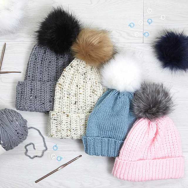 Knit hat with pom pom pattern