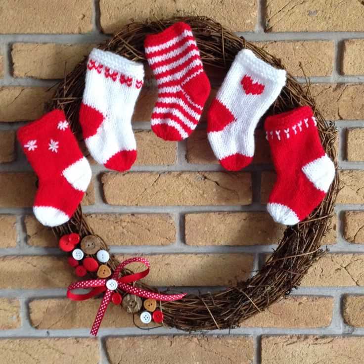 Knitted christmas wreath ornament pattern