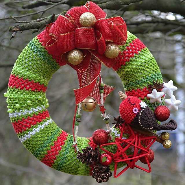 Knitted christmas wreath ornament pattern