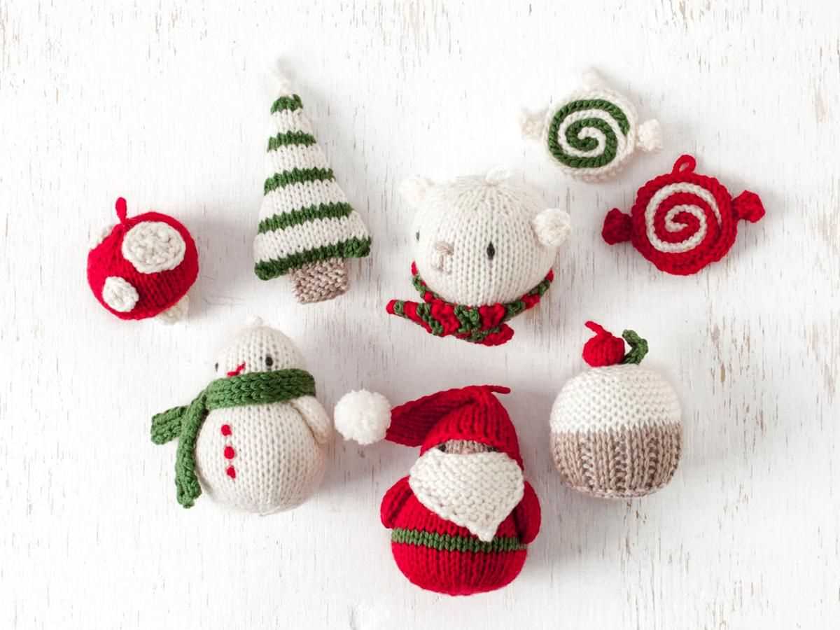 Knitted christmas wreath ornament pattern