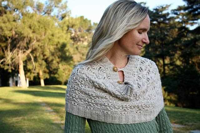 Knitted cowl with buttons pattern free