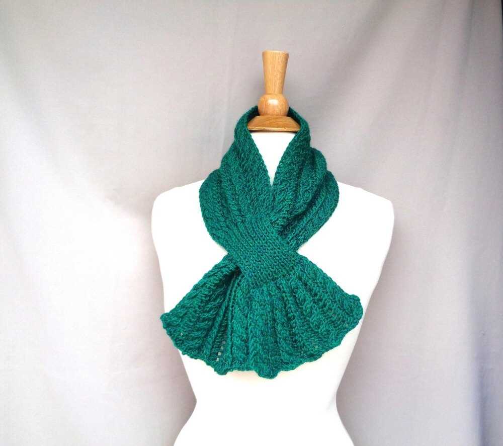 Knitted keyhole scarf pattern