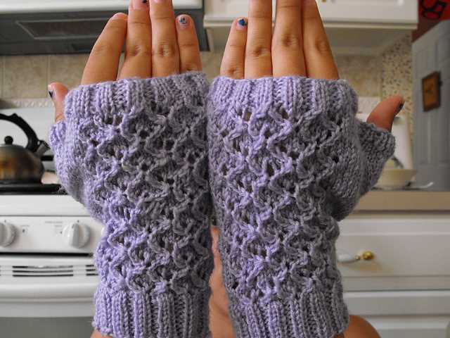 Knitted lace fingerless glove pattern
