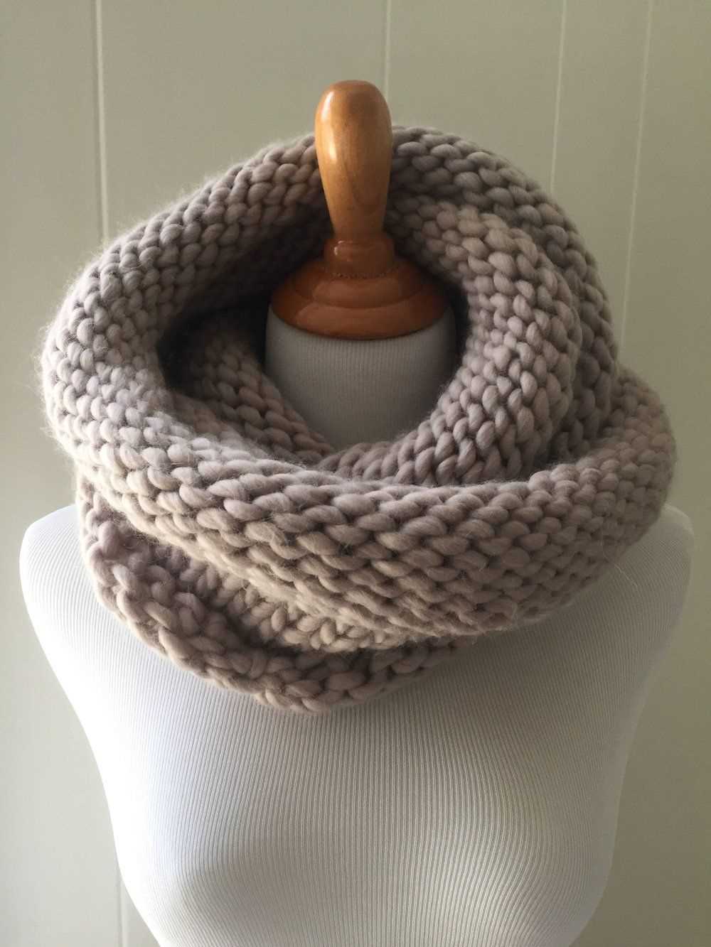 Knitted cowl pattern