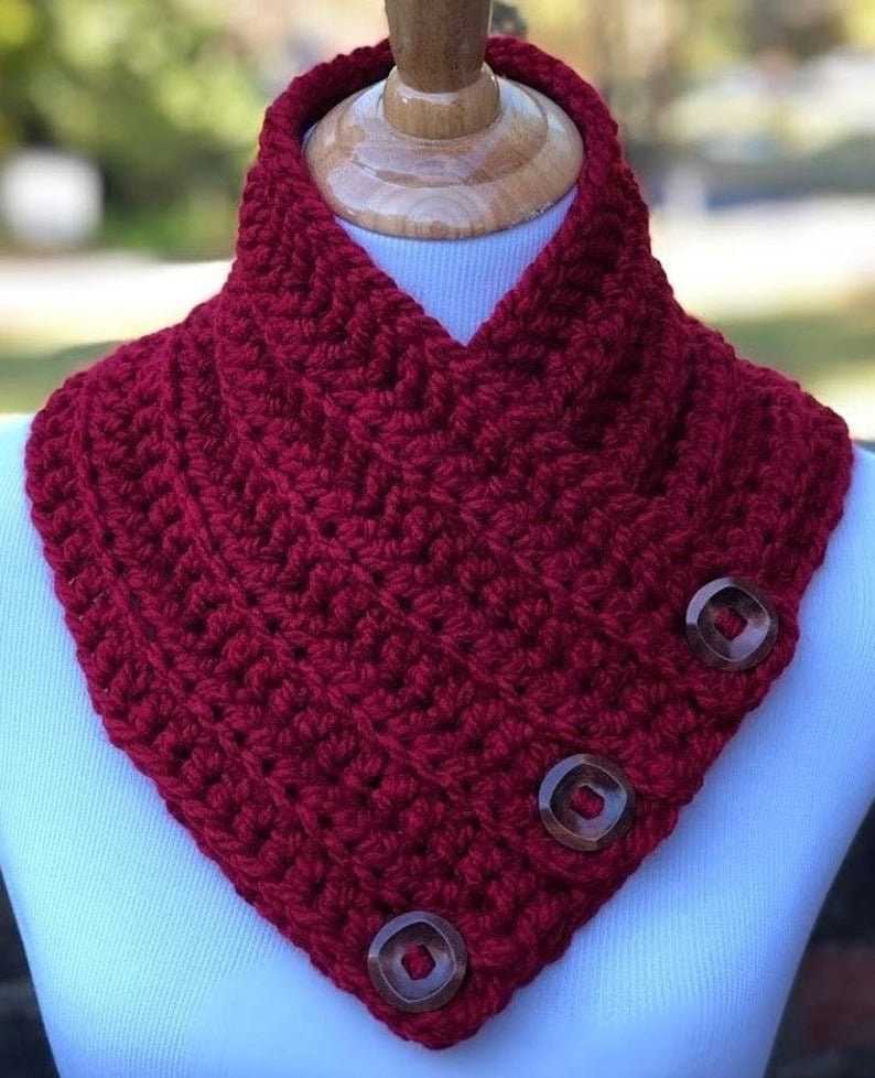 Knitted cowl with buttons pattern free