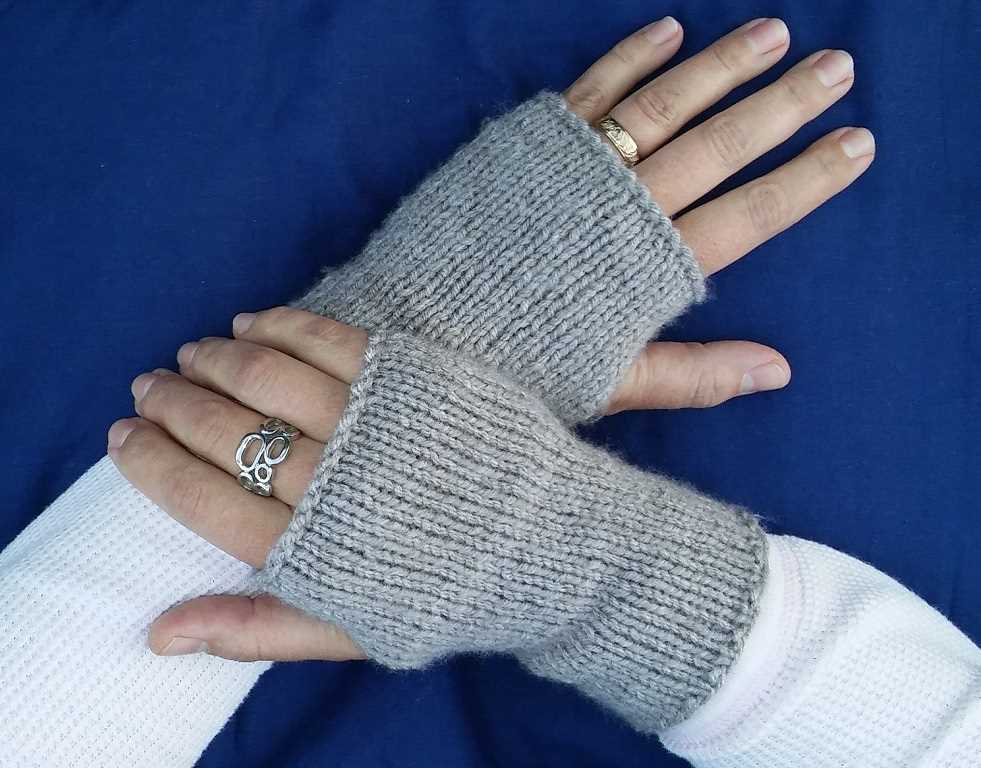 Knitted lace fingerless glove pattern
