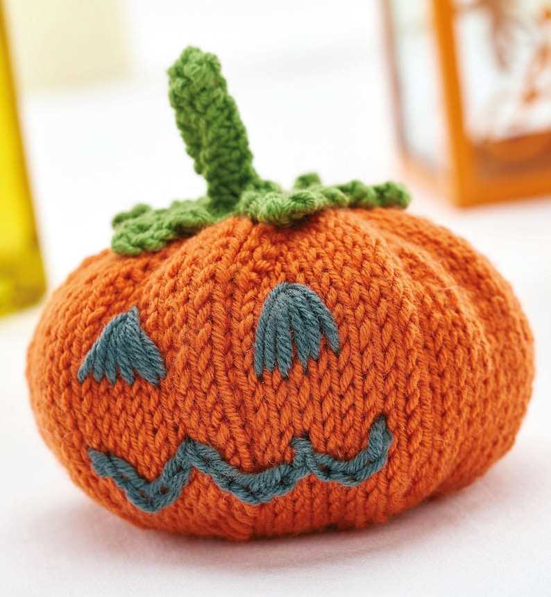 Knitted pumpkin leaf pattern