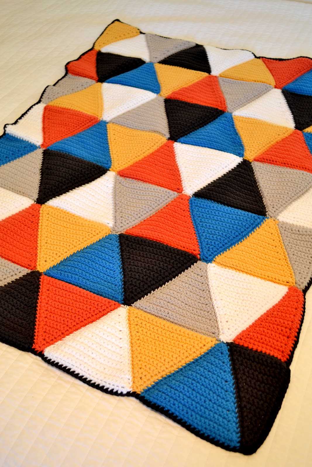 Knitted triangle blanket pattern