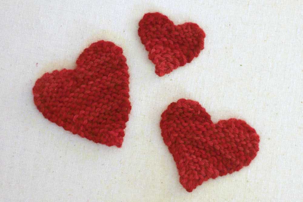 Knitting hearts pattern