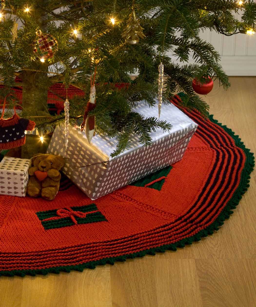 Knitting pattern christmas tree skirt