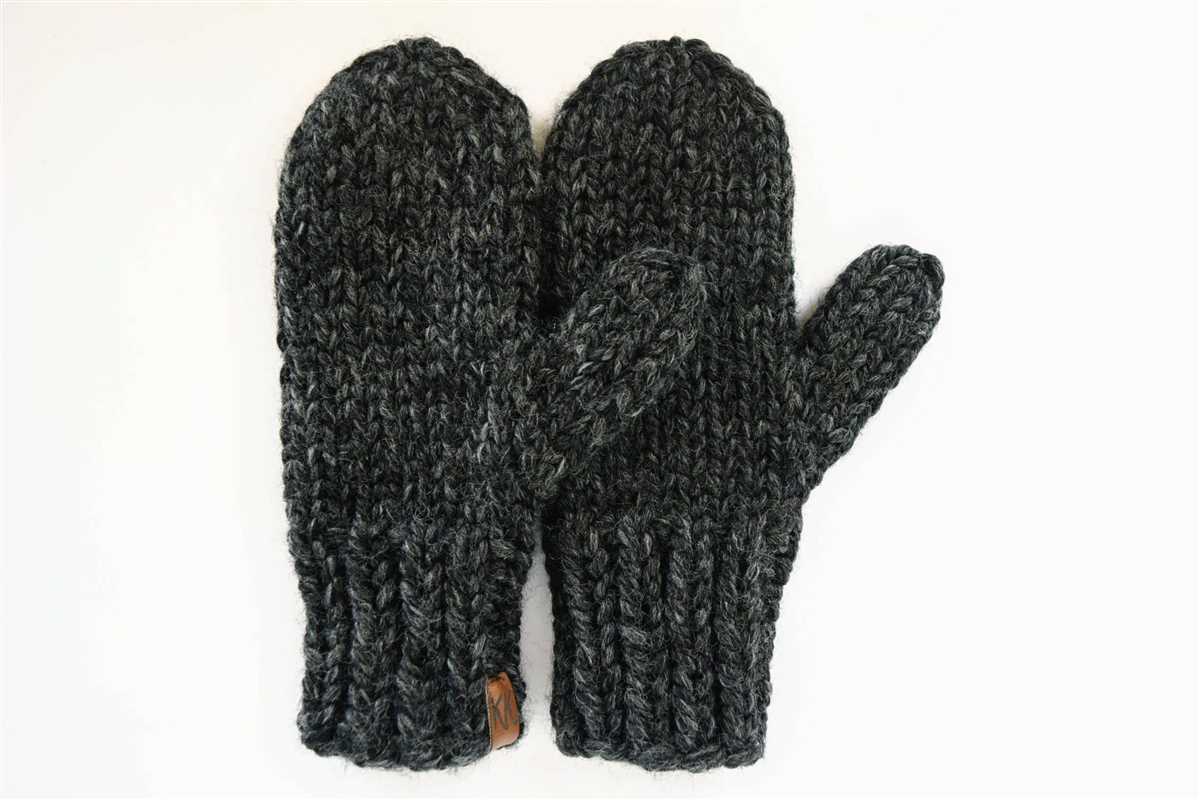 Knitting pattern for mittens in chunky wool
