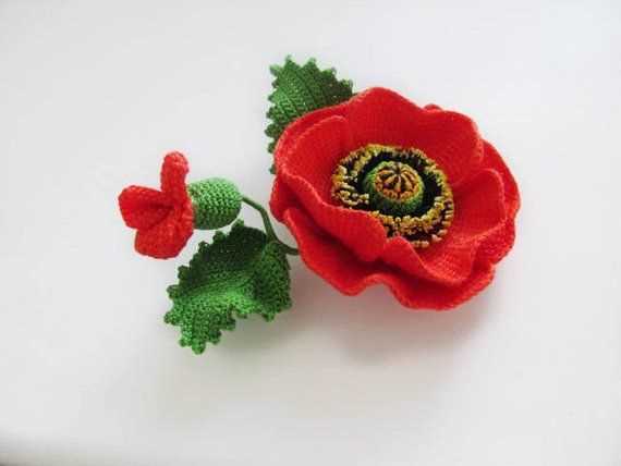 Knitting pattern for poppy brooch