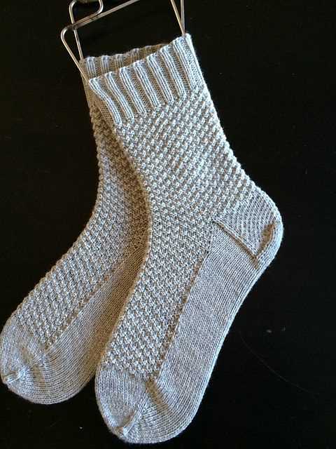 Knitting pattern for toe socks