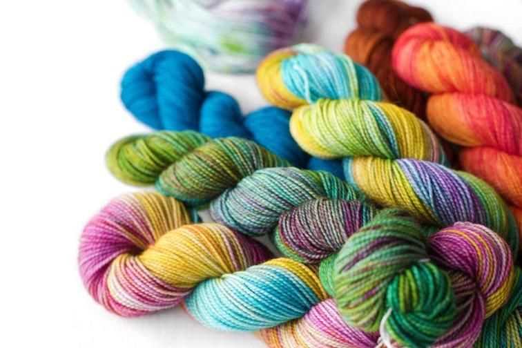 Knitting patterns for multicolored yarn