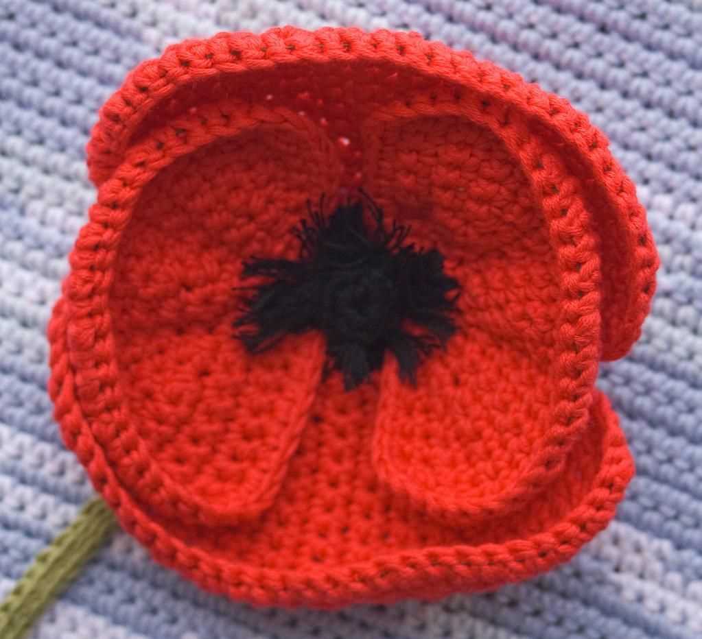 Knitting pattern for a poppy flower