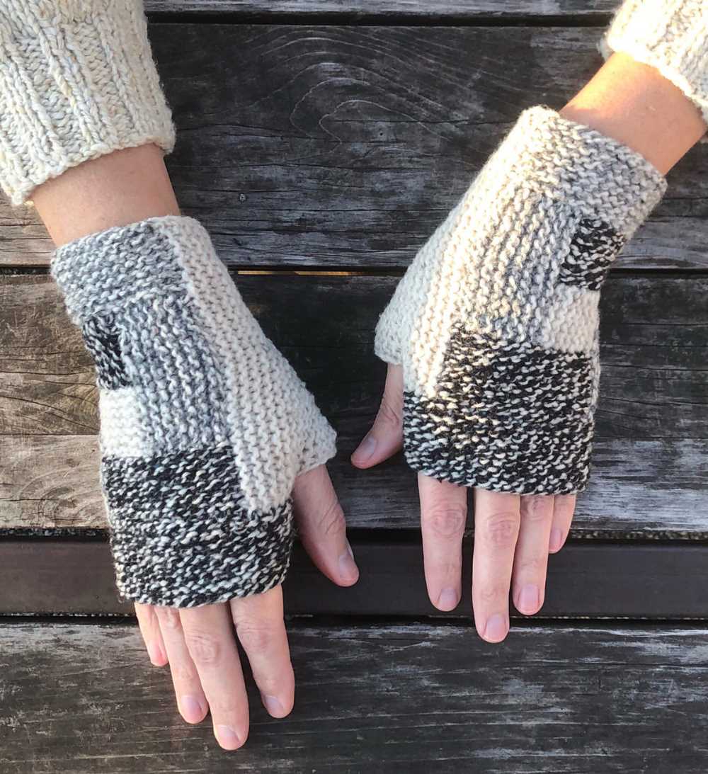 Knitting pattern for fingerless gloves