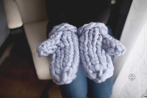 Knitting pattern for mittens in chunky wool