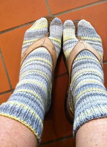 Knitting pattern for split toe socks