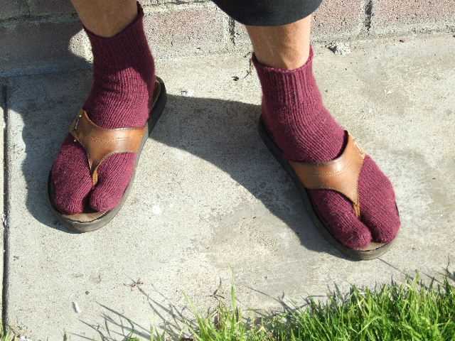 Knitting pattern for split toe socks