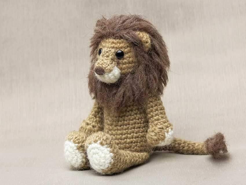 Knitting pattern lion