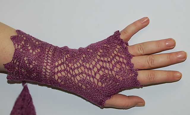 Lacy fingerless gloves knitting pattern